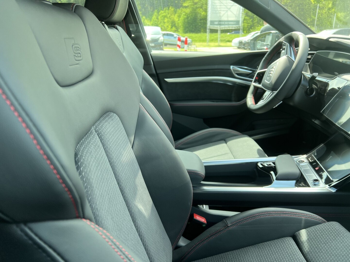 Audi Q8 55 e-tron Sportback 408PS S-Line  З Німеччини (97255)