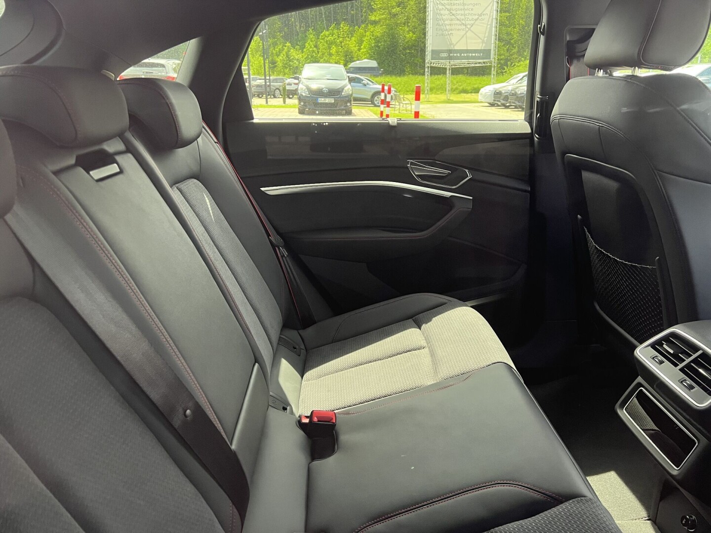 Audi Q8 55 e-tron Sportback 408PS S-Line  З Німеччини (97250)