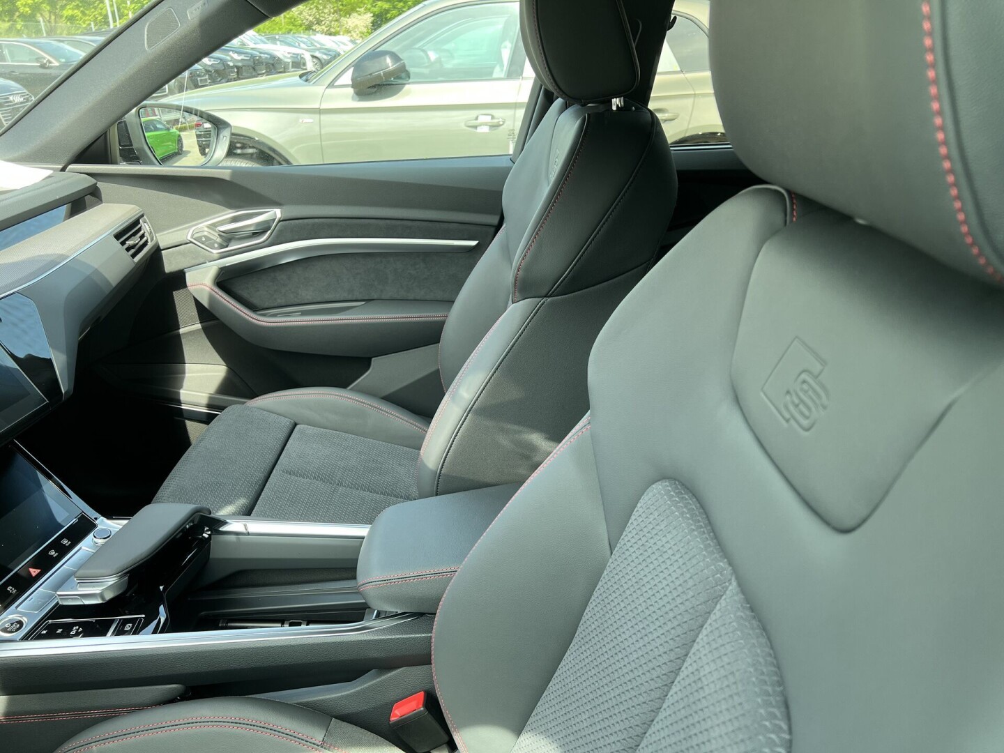 Audi Q8 55 e-tron Sportback 408PS S-Line  З Німеччини (97237)