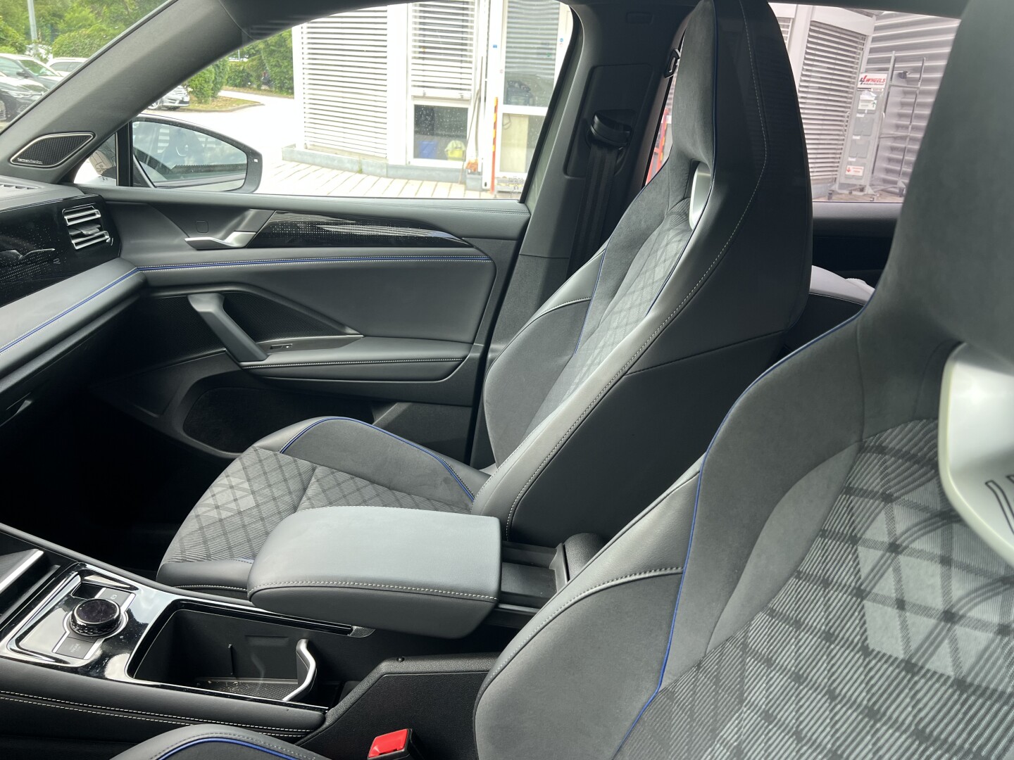 VW Tiguan 1.5e Hybrid 272PS R-Line DSG Black Из Германии (127785)