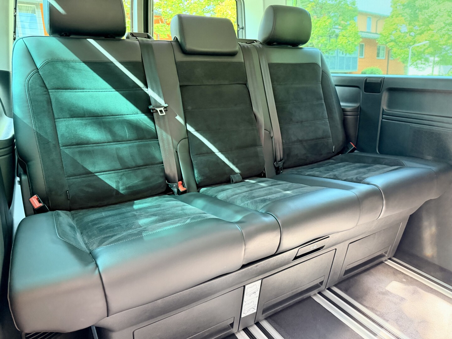VW Multivan 2.0 TDI 4Motion DSG Lang Heckflügeltüren З Німеччини (131030)